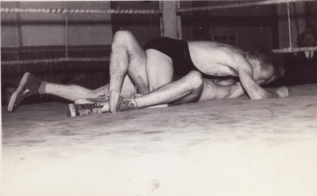 In de serie 'verdwenen sporten' hier de discipline 'het onderspit delven' waarin Mon Claes (bovenop) kansloos is.